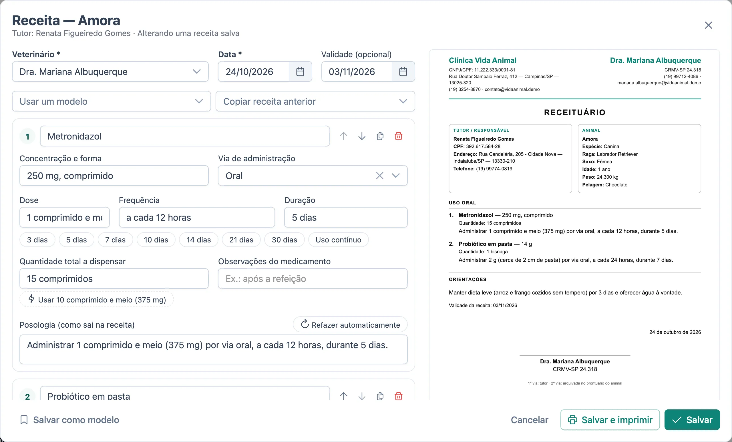 Editor de receita com o medicamento, a via, a dose, a frequência, os atalhos de duração e a posologia por extenso à esquerda, e a folha do receituário à direita com os dados da clínica, da veterinária, do tutor e do animal.